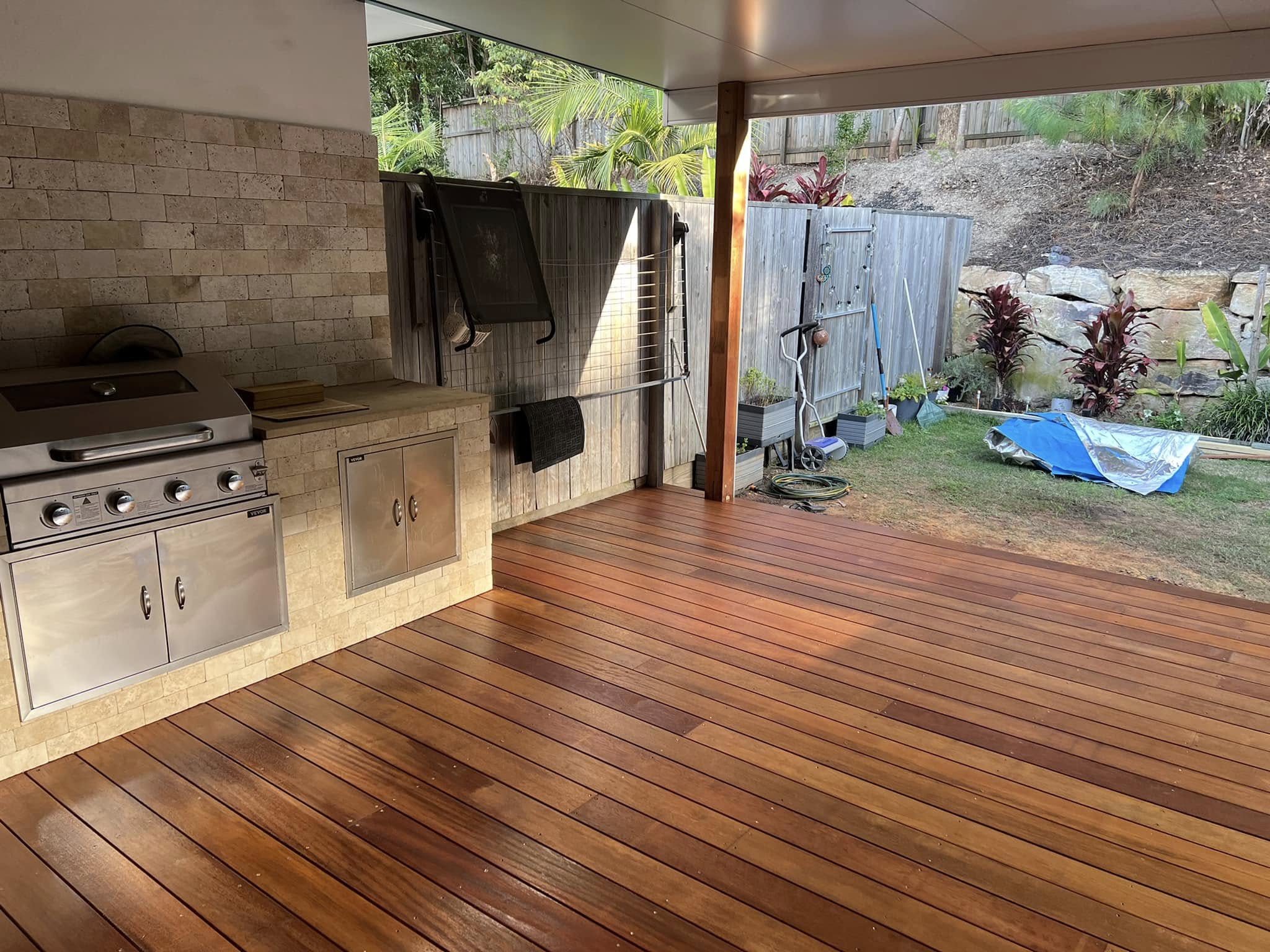 Hardwood entertaining deck with outdoor kitchen built by A Little Chippy Carpentry